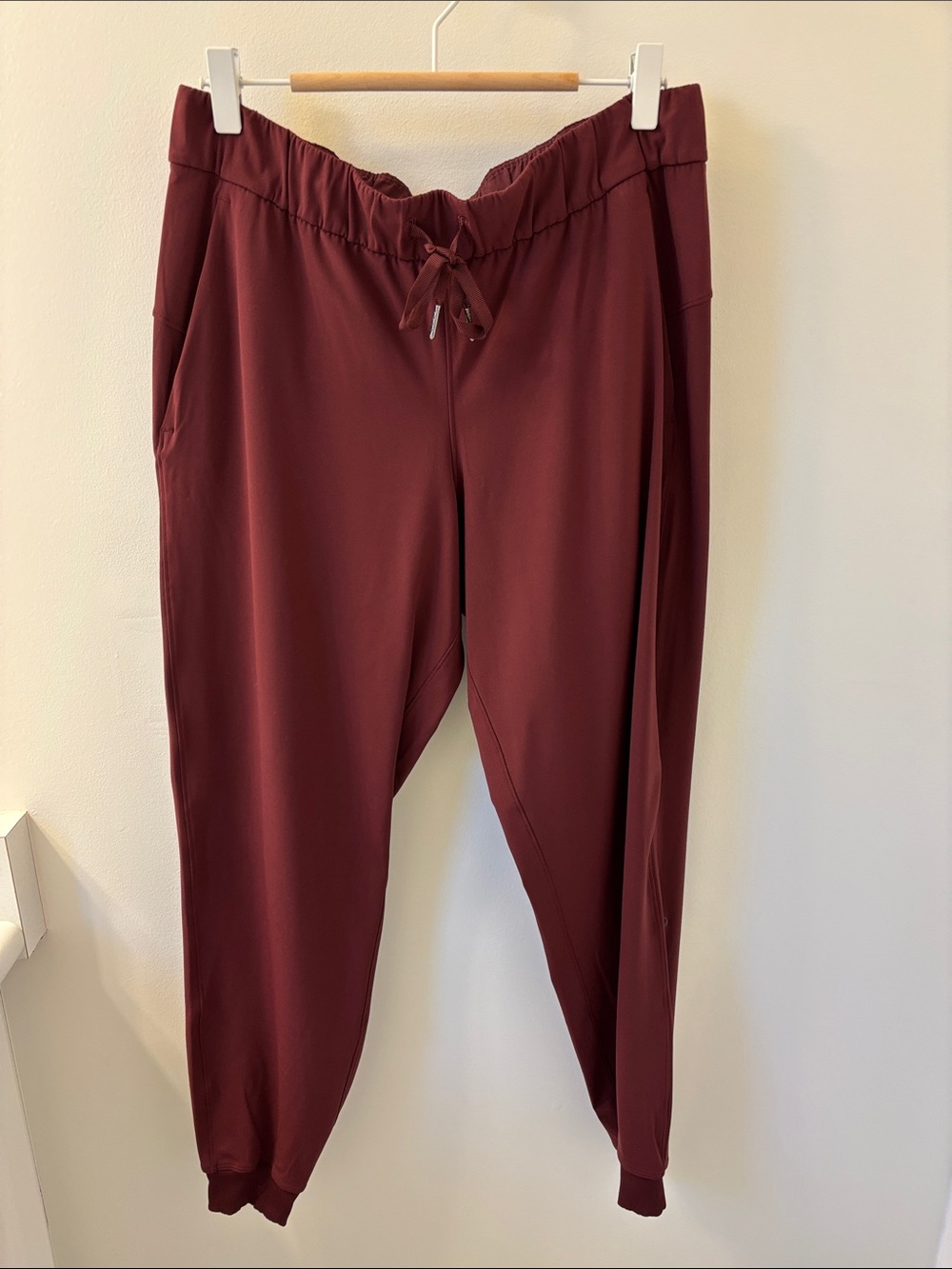 LULULEMON one the fly burgundy joggers, Sz 8.